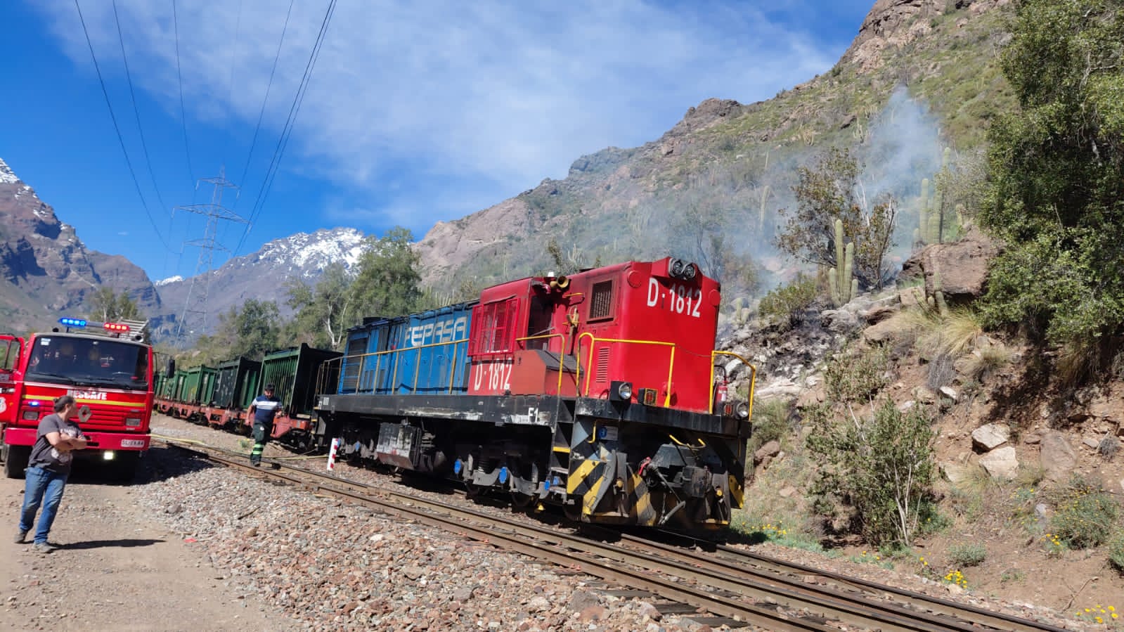 LOS ANDES: [VIDEO] Una emergencia se registró la tarde de este domingo en la línea férrea del sector de Río Blanco, luego de que una locomotora que trasladaba contenedores sufriera un desperfecto mecánico que derivó en un incendio