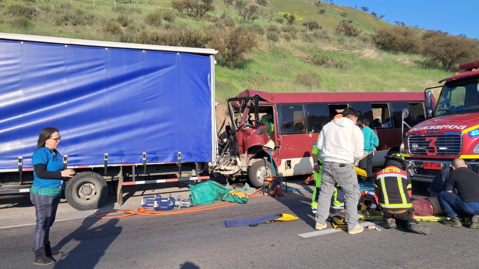 LLAY LLAY: 25 heridos deja grave accidente en Ruta 5 Norte: bus escolar colisionó con camión en sector La Cumbre–Montenegro