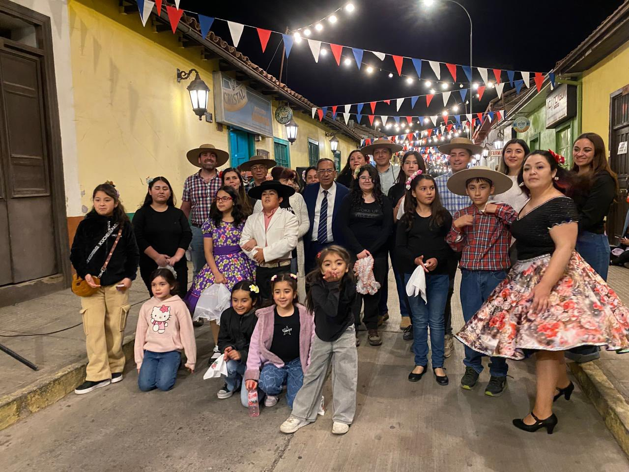 PUTAENDO: Taller de Folclore Municipal realizó su primera presentación pública en calle Comercio