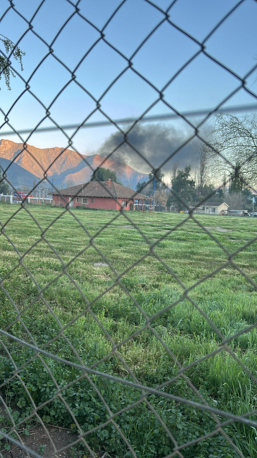 RINCONADA: Bomberos concurre a incendio de basura y escombros en la comuna Rinconada