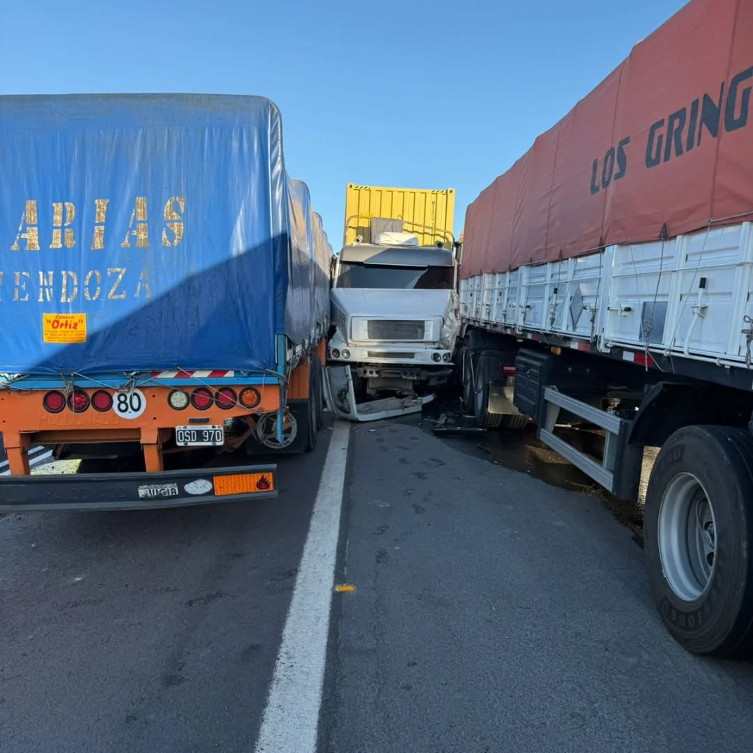 LOS ANDES: No hubo lesionados: accidente involucró tres camiones cerca del Puerto Terrestre