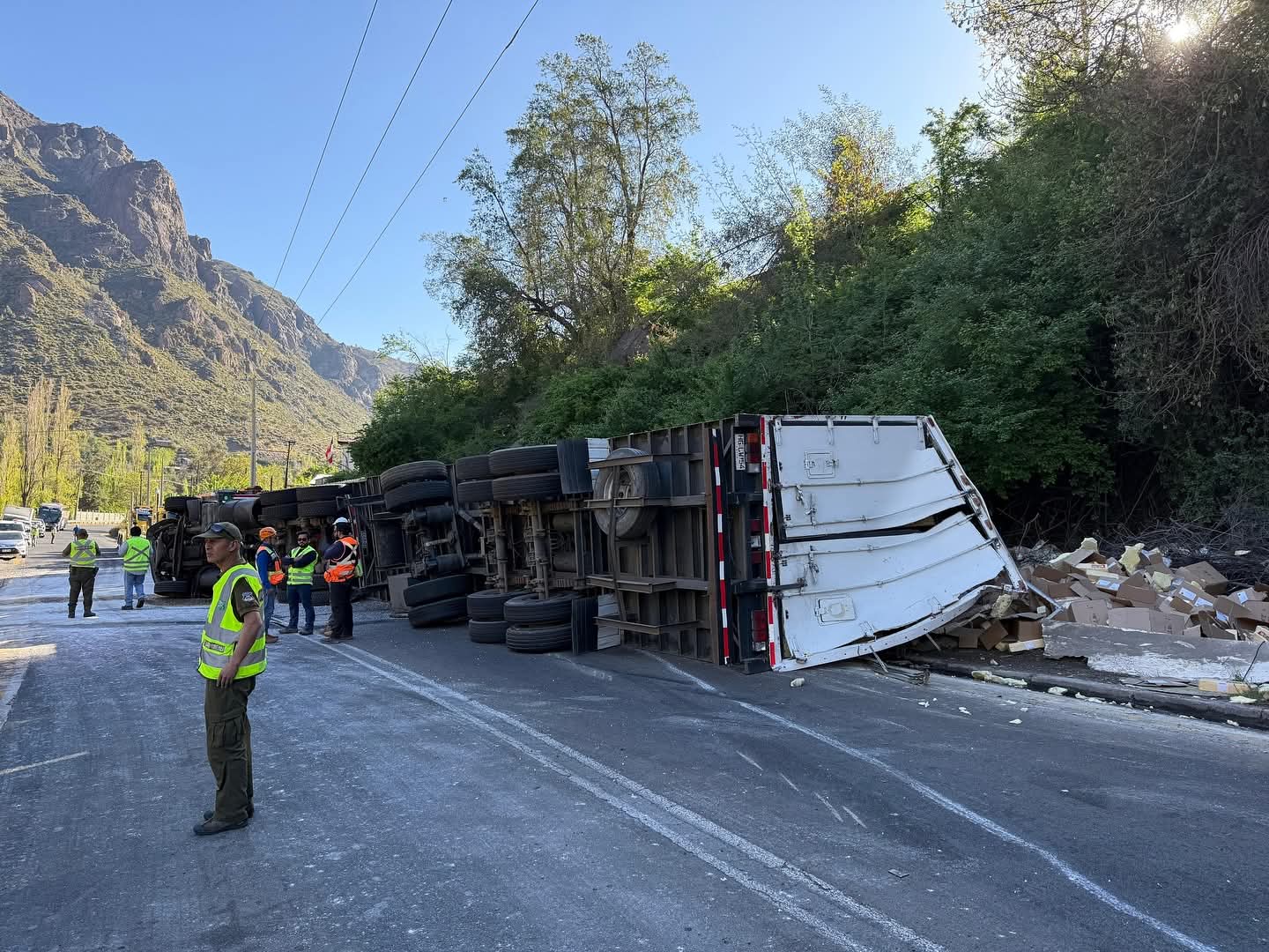LOS ANDES: [VIDEO] Indignación por saqueo tras violento accidente en sector Guardia Vieja