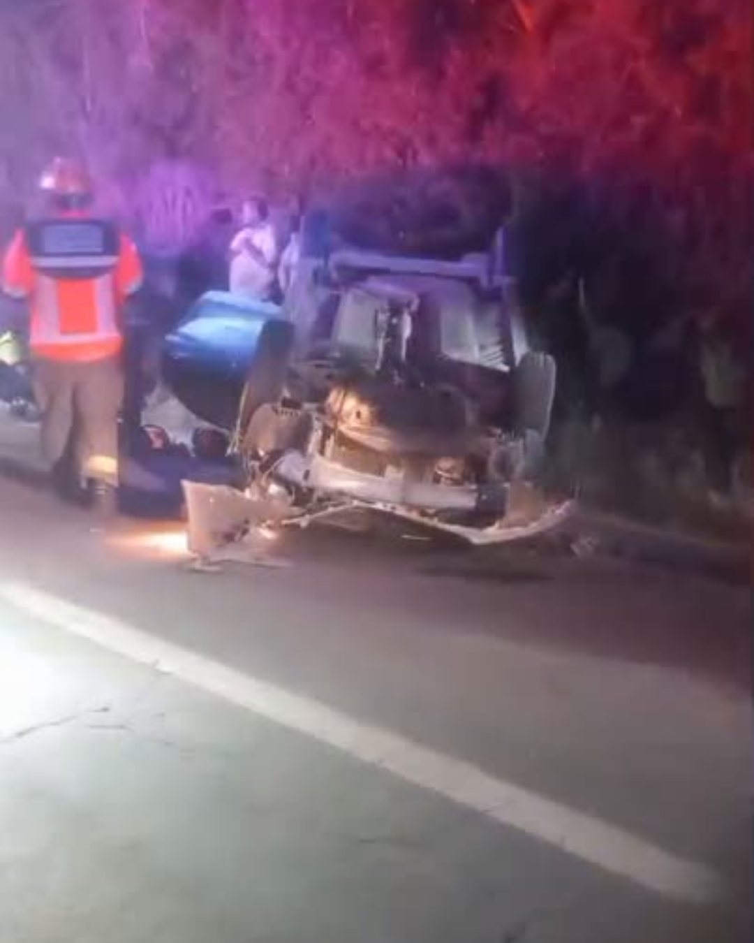 LOS ANDES: [VIDEO] Bomberos trabaja en volcamiento de vehículo tras choque con muro en Av. Pascual Baburizza