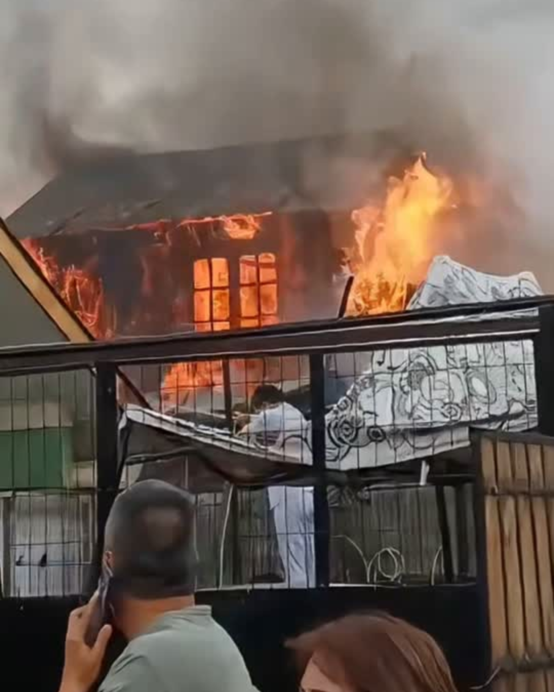 LOS ANDES: [VIDEO] Dos viviendas resultaron destruidas tras incendio en Villa La Gloria