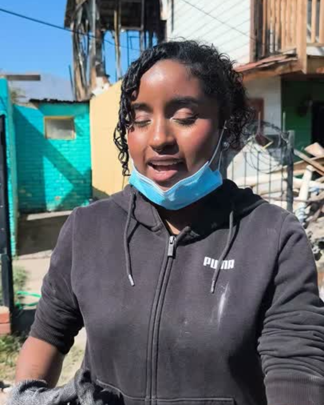 LOS ANDES: [VIDEO] Vecinos de Villa La Gloria organizan ayuda tras incendio que destruyó dos casas en calle Tarapacá