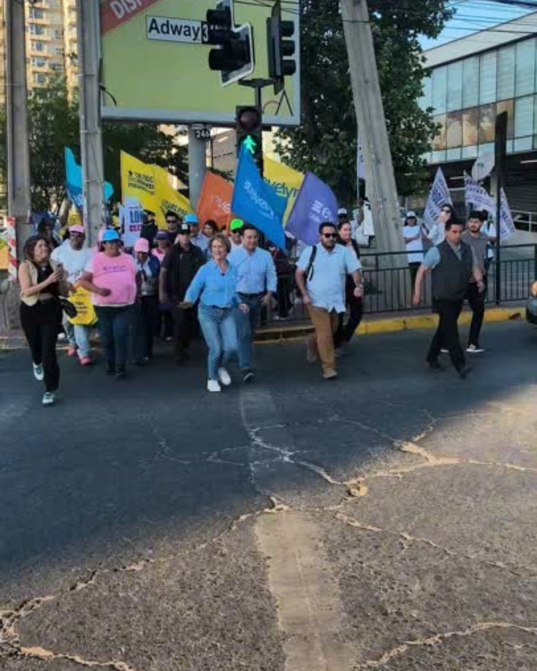 LOS ANDES: [VIDEO] Evelyn Matthei realizó banderazo en Los Andes junto a más de un centenar de adherentes