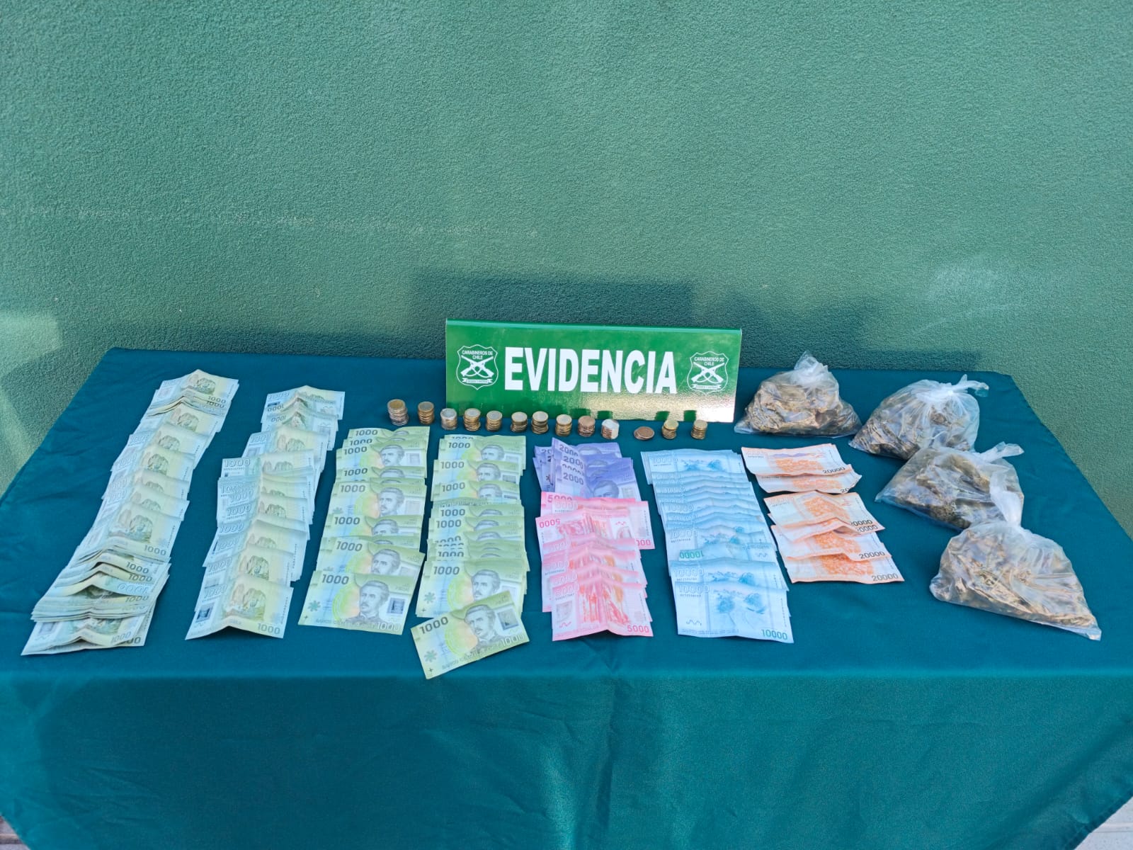 SANTA MARÍA: [VIDEO] Carabineros detiene a tres personas por tráfico de marihuana en Santa María