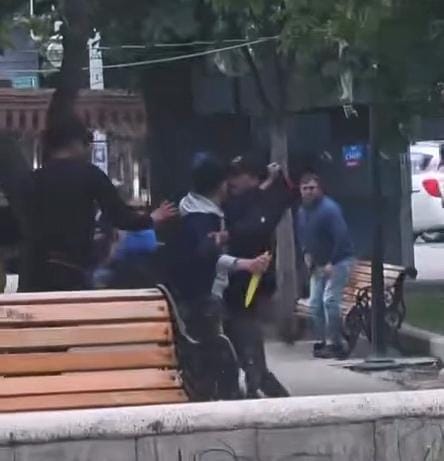 LOS ANDES: [VIDEO] Alarma generó entre transeúntes y en redes sociales una violenta pelea registrada en la Plaza de Armas de Los Andes