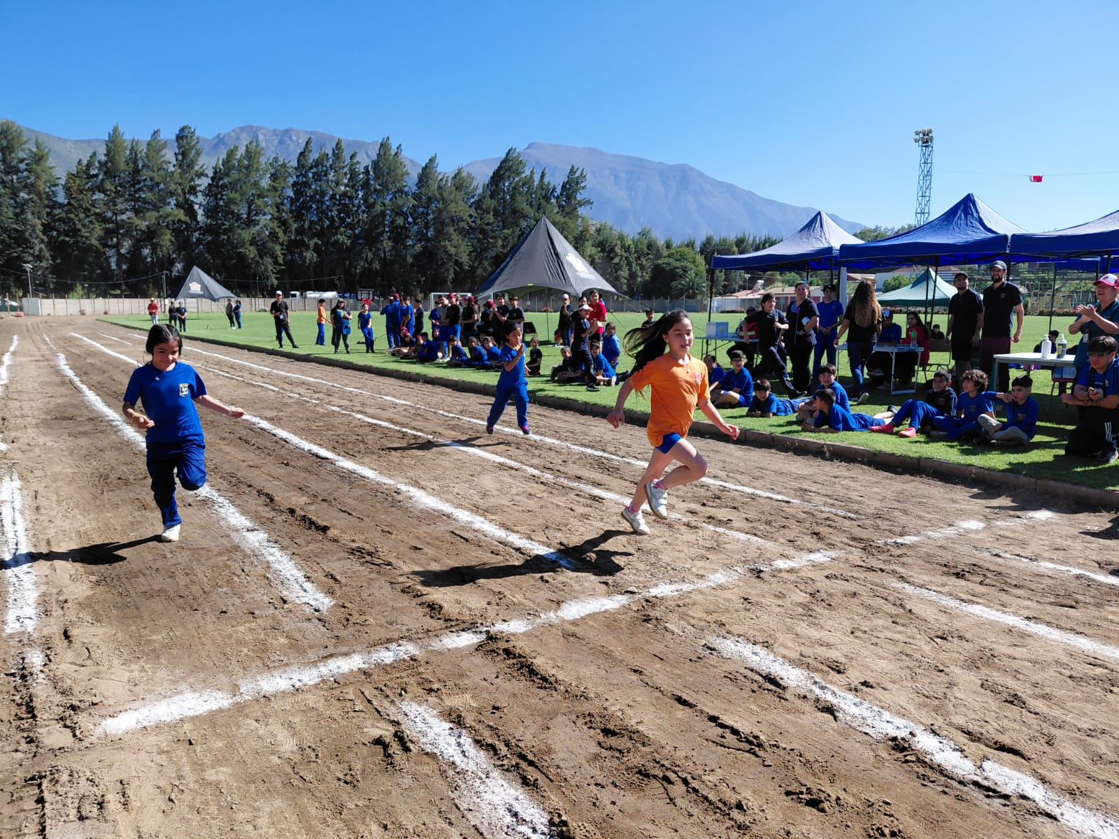 PANQUEHUE: Estudiantes dieron vida al tradicional torneo de atletismo de la Escuela Independencia en La Pirca