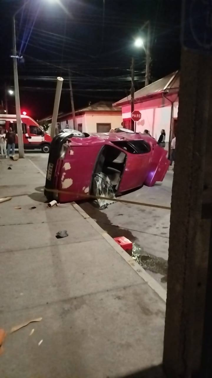 PUTAENDO: Huían de Carabineros: Vehículo volcó en el centro de Putaendo y dejó dos lesionados