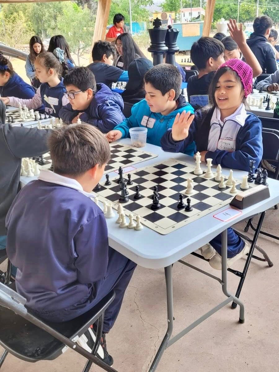PUTAENDO: Estudiantes de Putaendo se midieron en entretenido encuentro de ajedrez