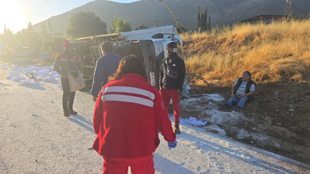 LLAY LLAY:  Accidente en Ruta 5 Norte deja una persona atrapada a la altura del Túnel La Calavera