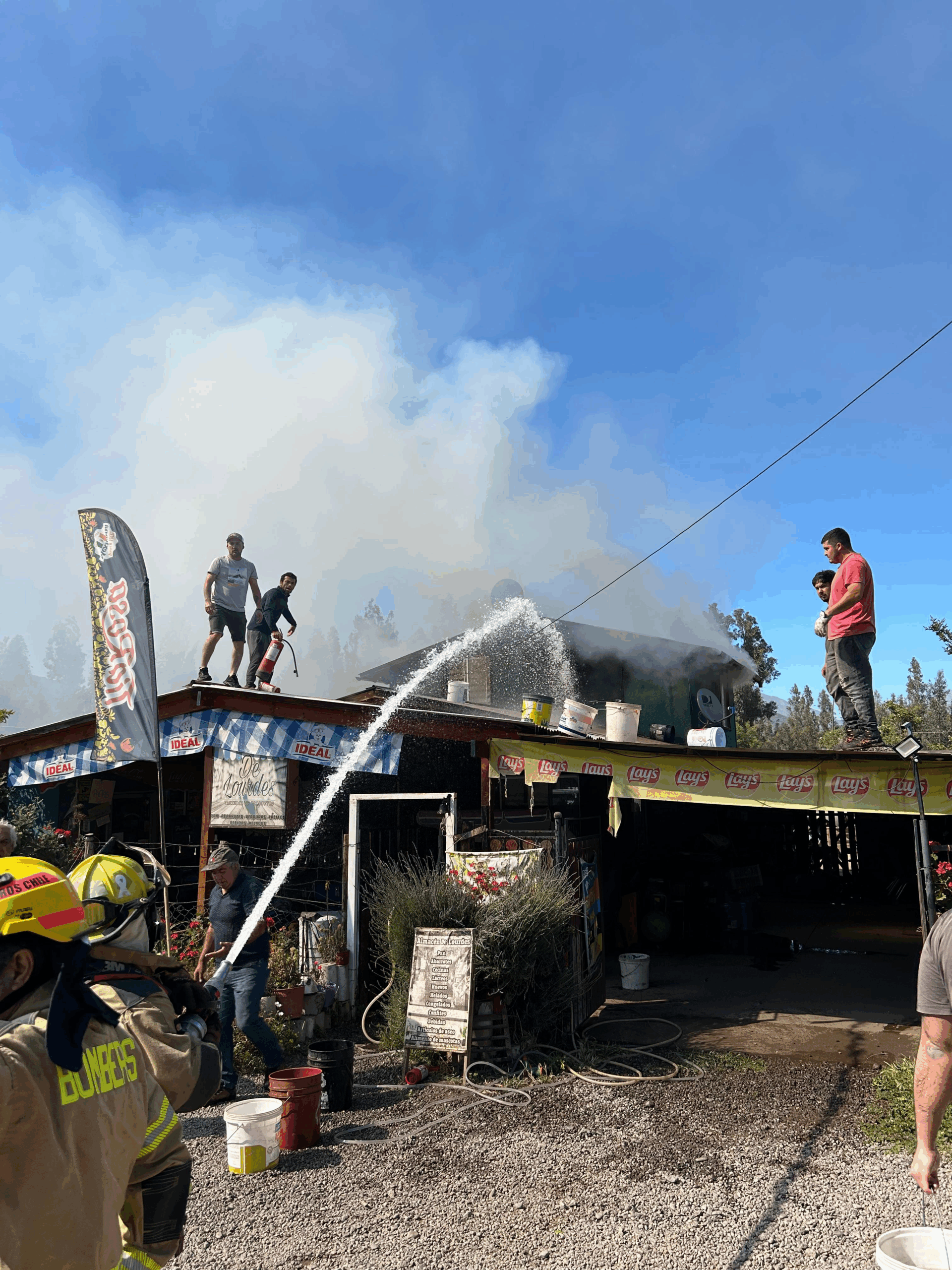 LLAY LLAY: Bomberos trabaja en incendio estructural en sector Los Insignios