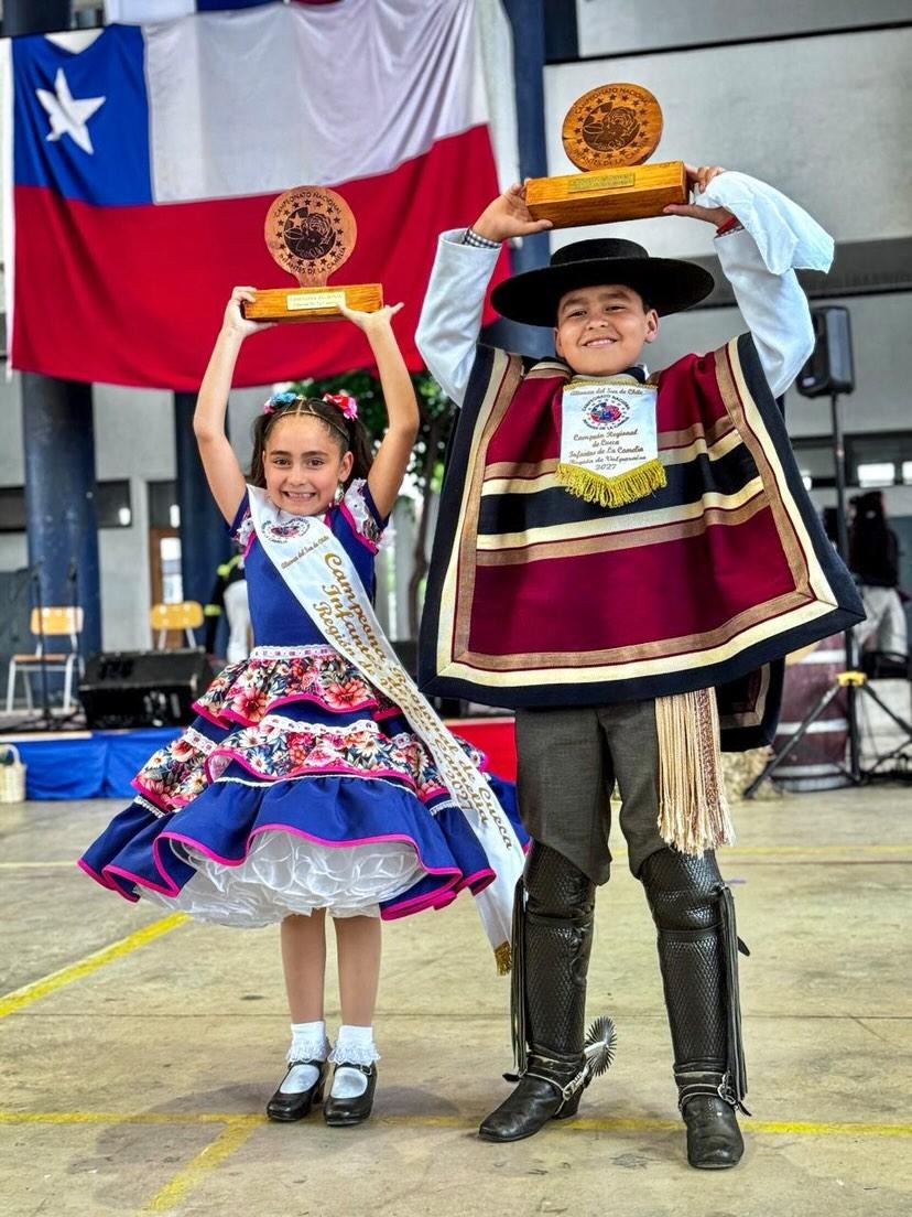 SAN ESTEBAN: Talento que emociona: Mateo y Amelie se coronan campeones regionales de cueca y van por el título nacional