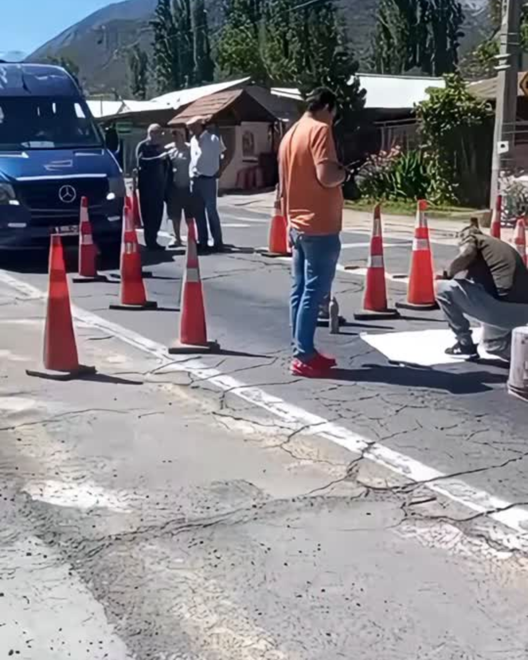 LOS ANDES: [VIDEO] Trabajadores de la empresa Hurue se toman el Camino Internacional denunciando más de 45 días sin sueldo