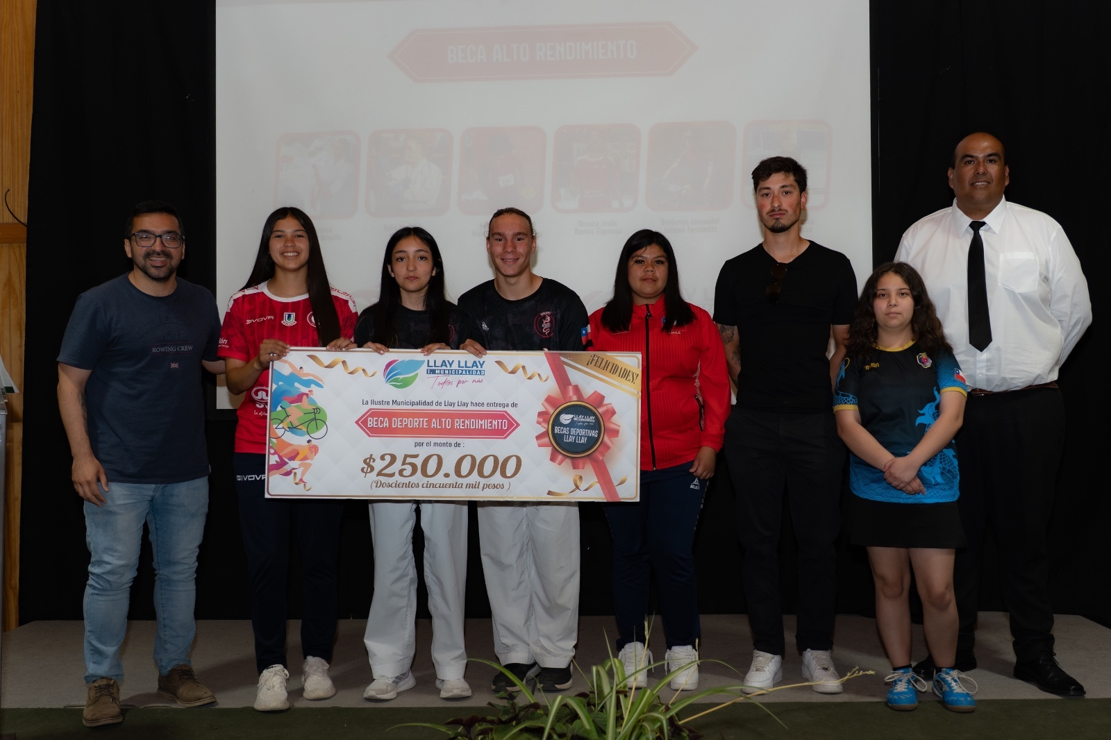 LLAY LLAY: Llay Llay entrega becas deportivas a 40 jóvenes talentos locales