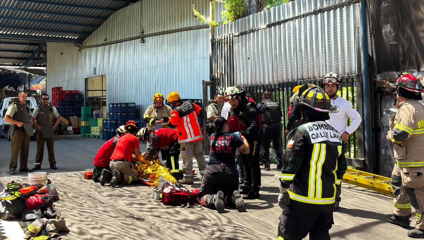 LOS ANDES: Mujer cayó a canal de regadío y fue rescatada por Bomberos en Los Andes