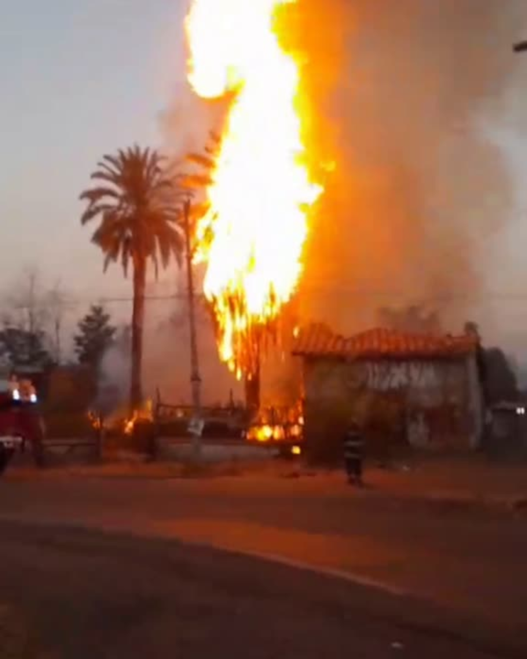 SAN FELIPE: [VIDEO] Incendio destruyó casi por completo casona abandonada en Bucalemu: Bomberos trabajó durante horas y debió volver por rebrotes
