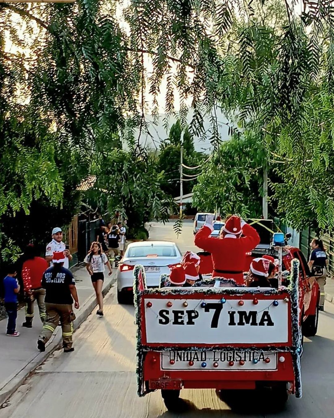 SAN FELIPE: Bomberos de la Séptima Compañía llevaron alegría navideña a distintos sectores de San Felipe