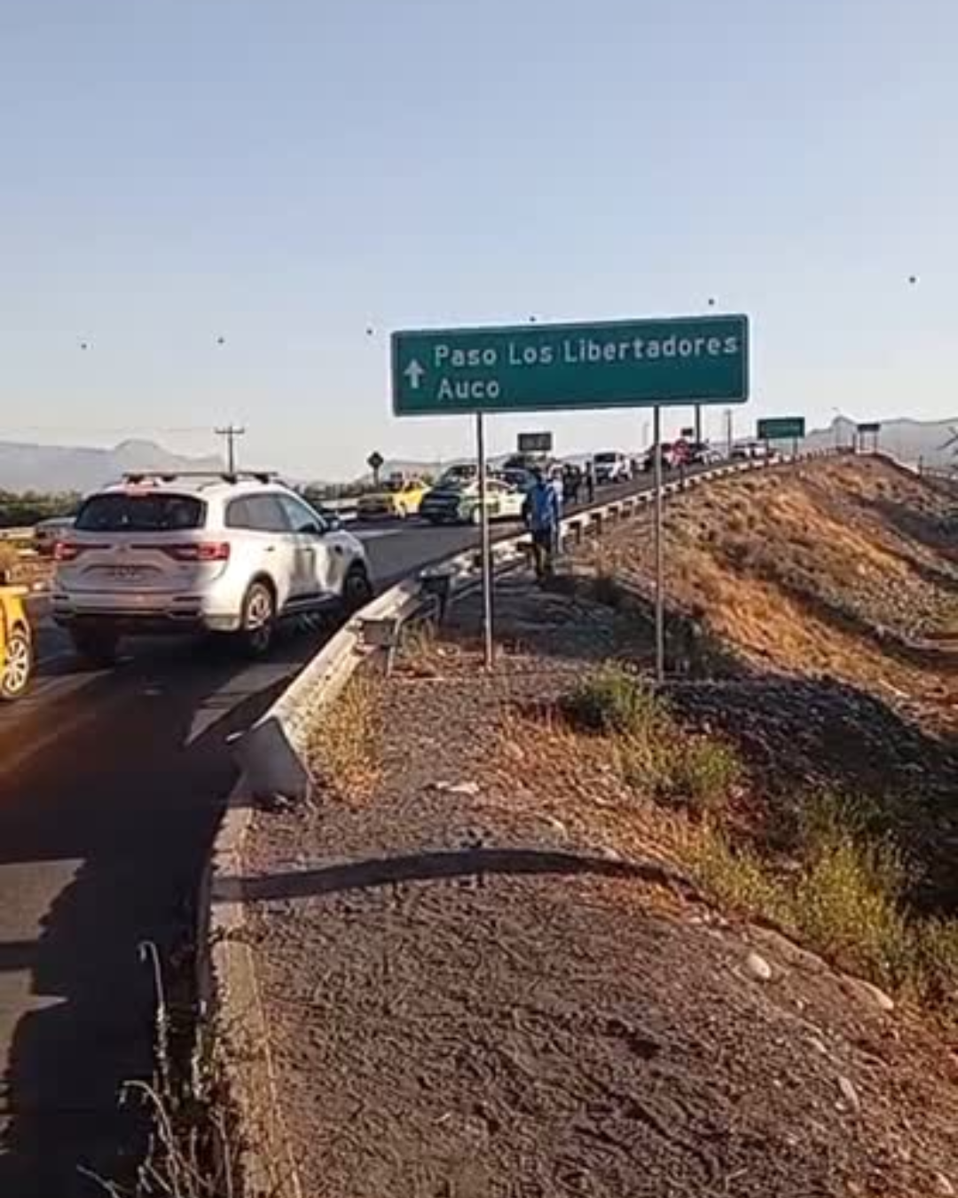 SAN FELIPE: [VIDEO] Tres detenidos tras persecución y choque con patrulla de Carabineros en la Rotonda Monasterio de San Felipe
