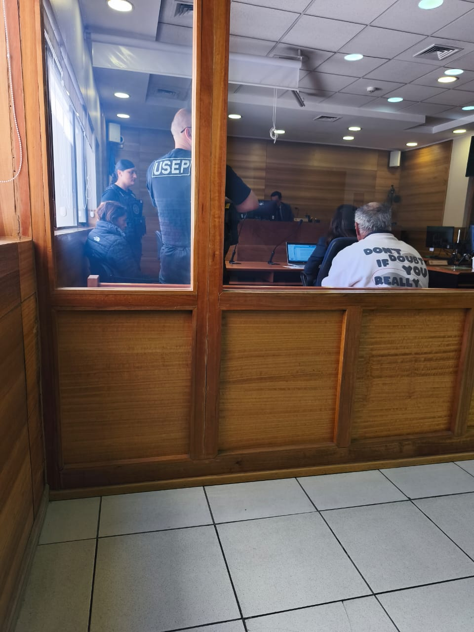 CALLE LARGA: Discusión entre vecinos en Calle Larga terminó con daños vehiculares y dos formalizados