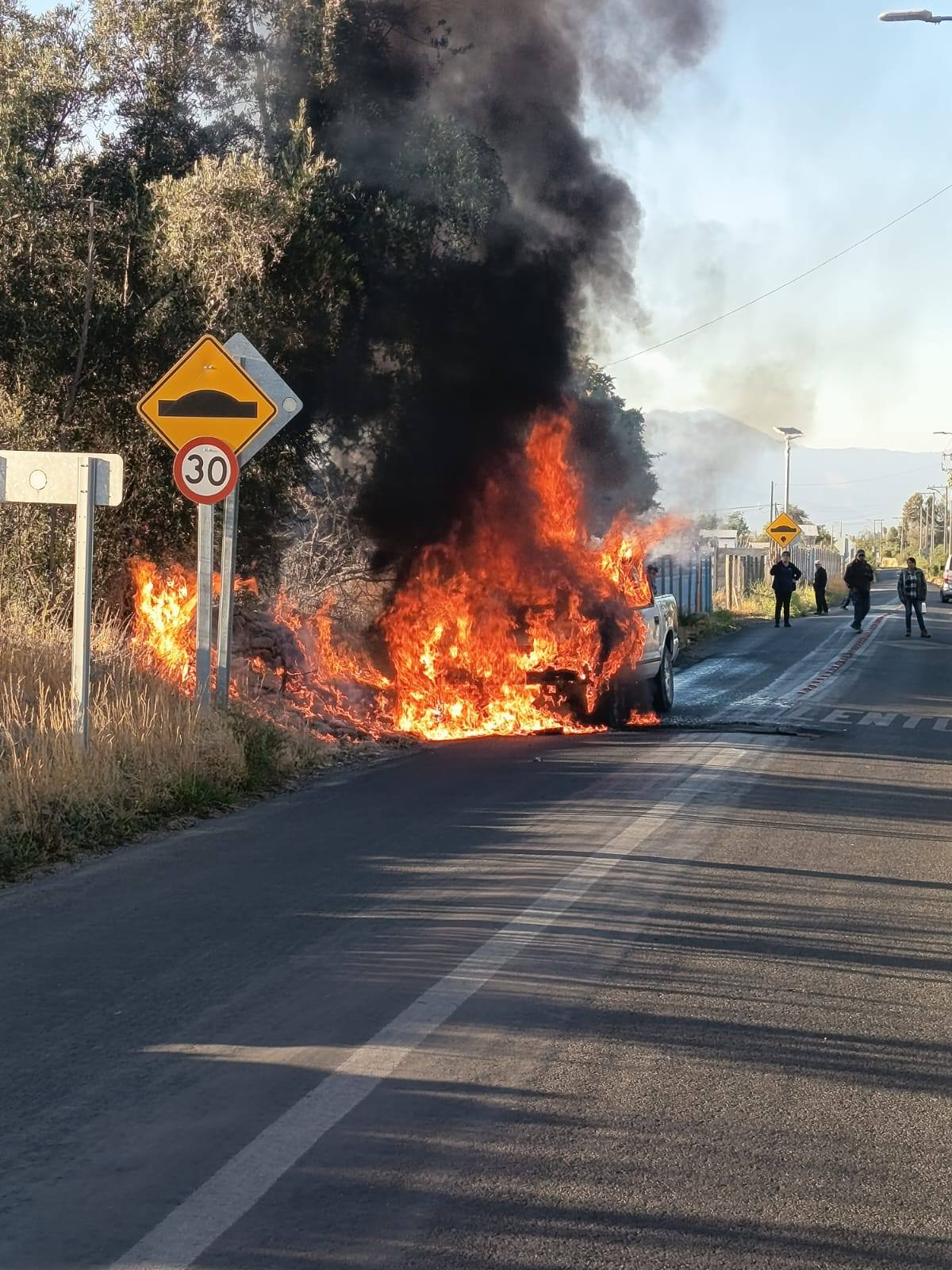 PUTAENDO: Camioneta quedó destruída tras violento incendio en Putaendo