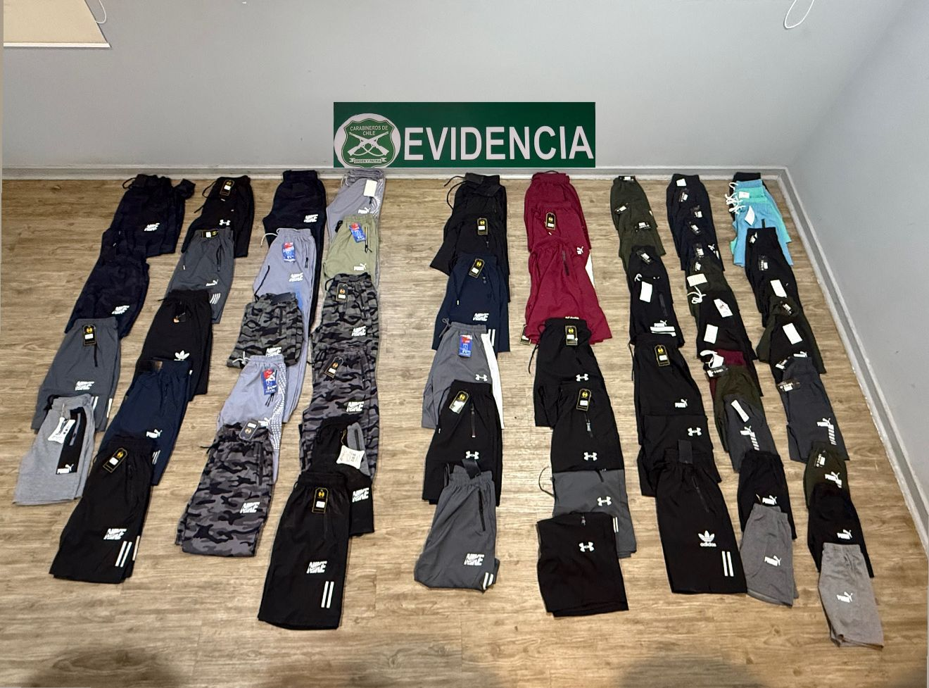 SAN FELIPE: Detienen a mujer por vender ropa deportiva falsificada en plena feria navideña