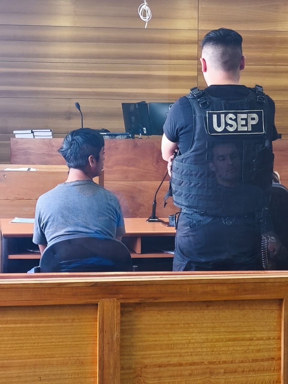 LOS ANDES: Detienen a hombre que fue sorprendido afilando un estoque artesanal en la vía pública