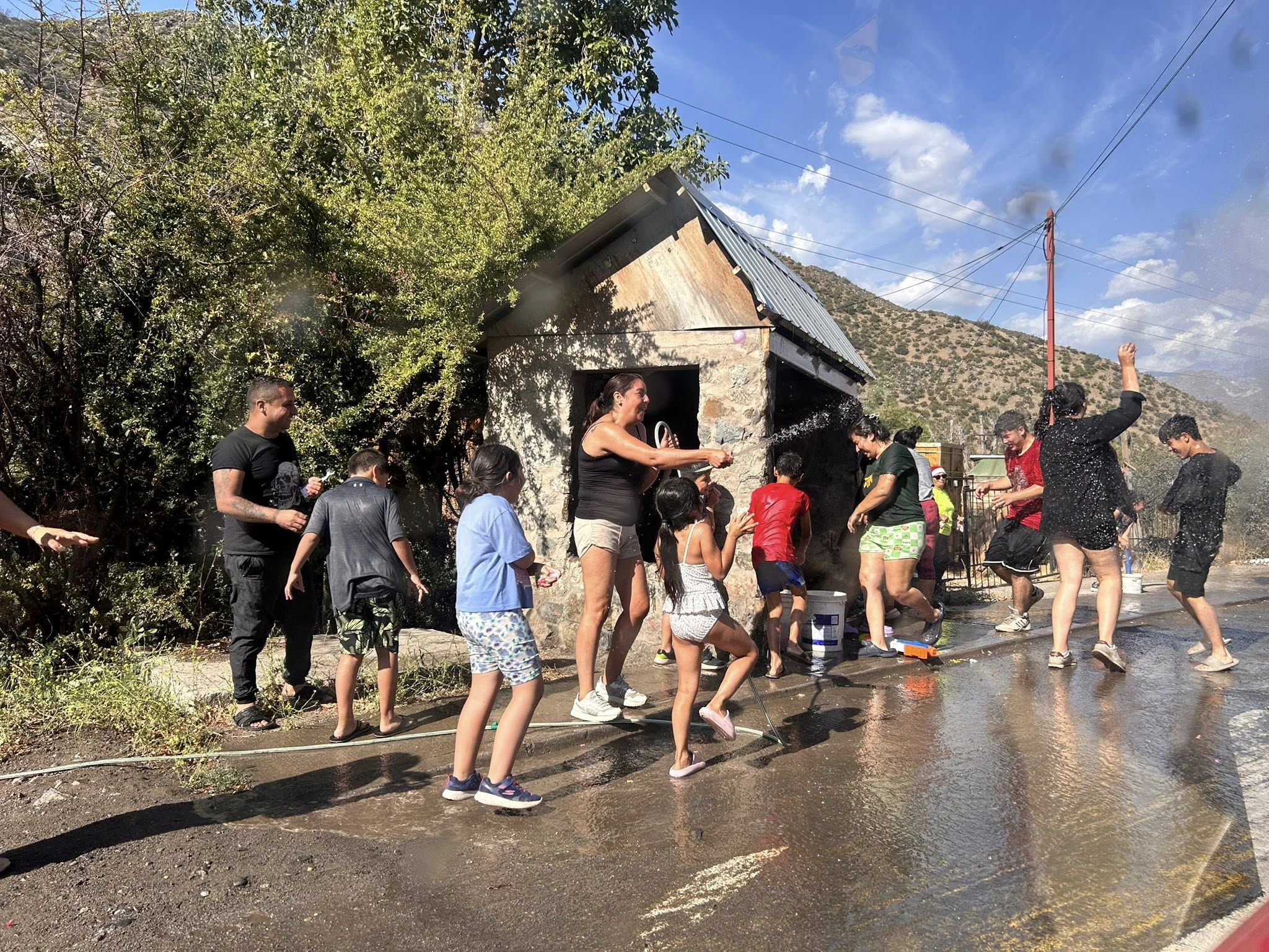 SAN ESTEBAN: Vecinos del Camino Internacional desafían al Grinch de la Segunda Compañía de Bomberos de San Esteban en entretenida batalla de agua