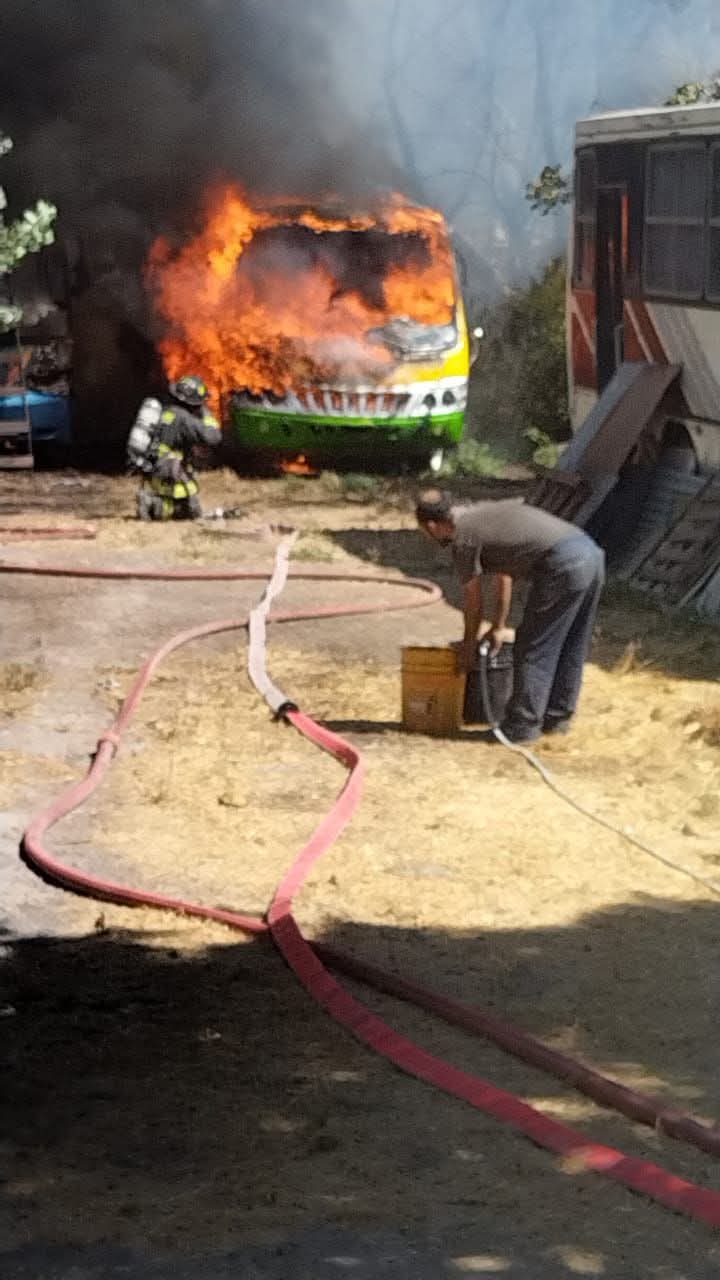 CATEMU: Incendio vehicular en Catemu se propaga a viviendas y pastizales: una persona resulta fallecida