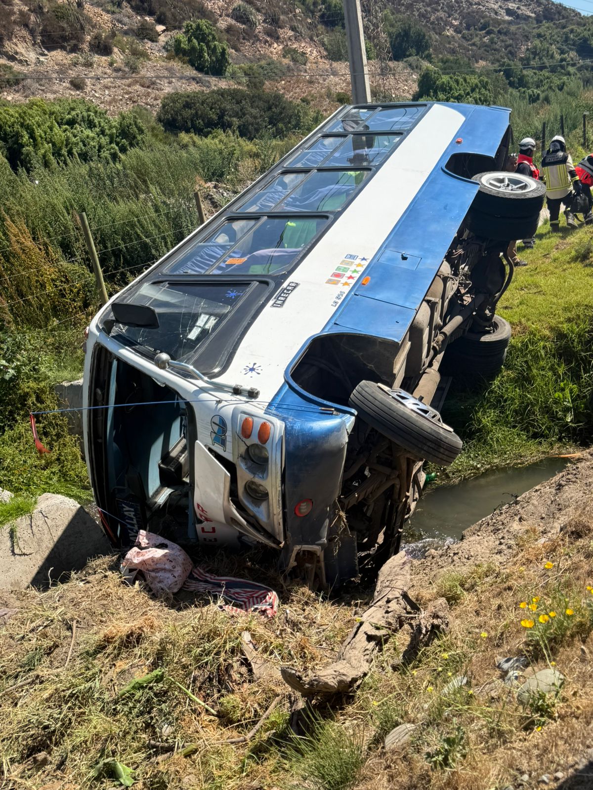 CATEMU: Volcamiento de microbús en Catemu deja ocho personas lesionadas
