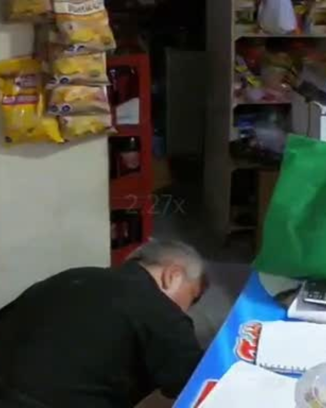 LOS ANDES: [VIDEO] Mujer robó máquina de Caja Vecina y realizó 13 transacciones por más de $2 millones