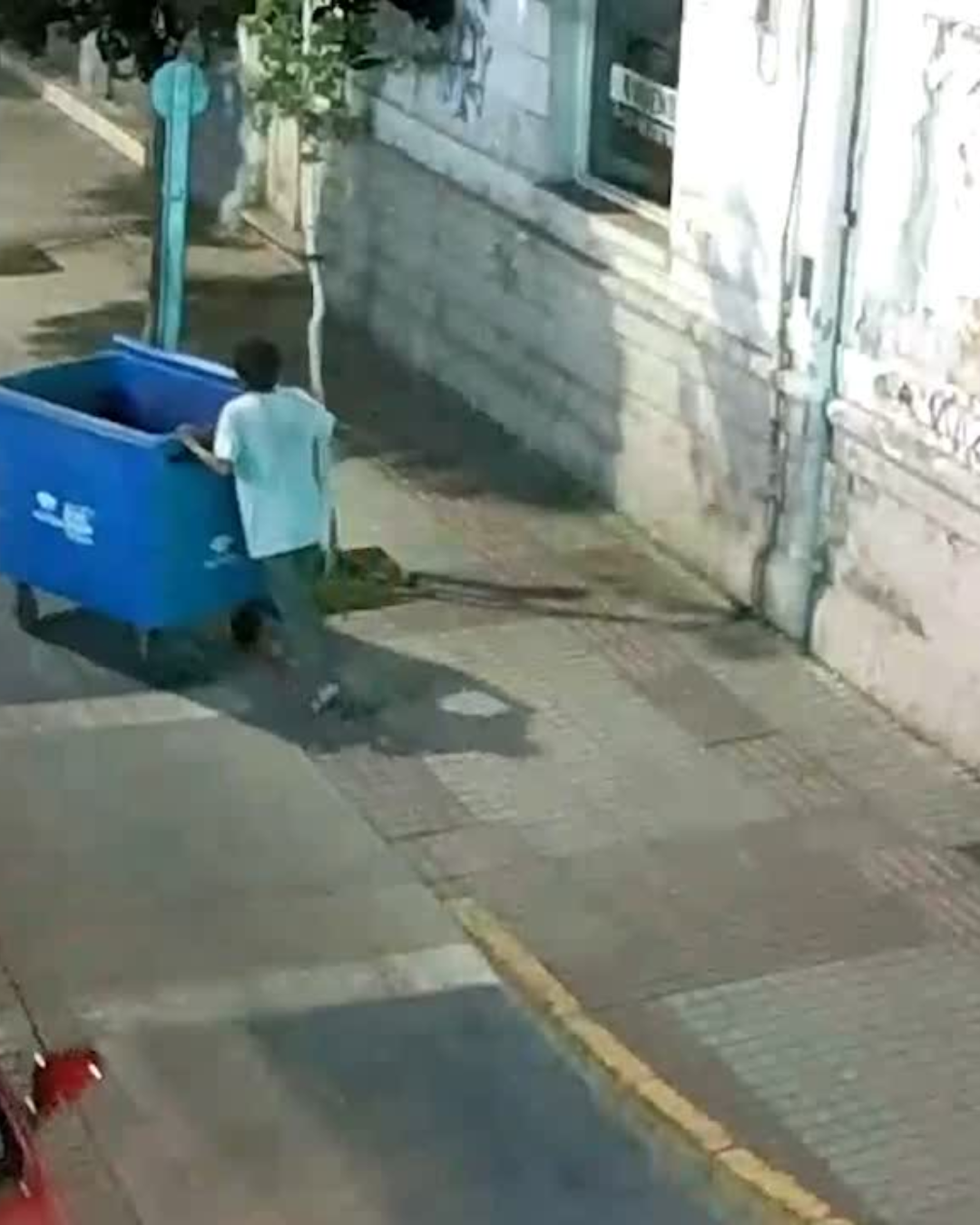 SAN FELIPE: Dos sujetos fueron detenidos tras robar y quemar contenedores de basura en la Plaza de Armas