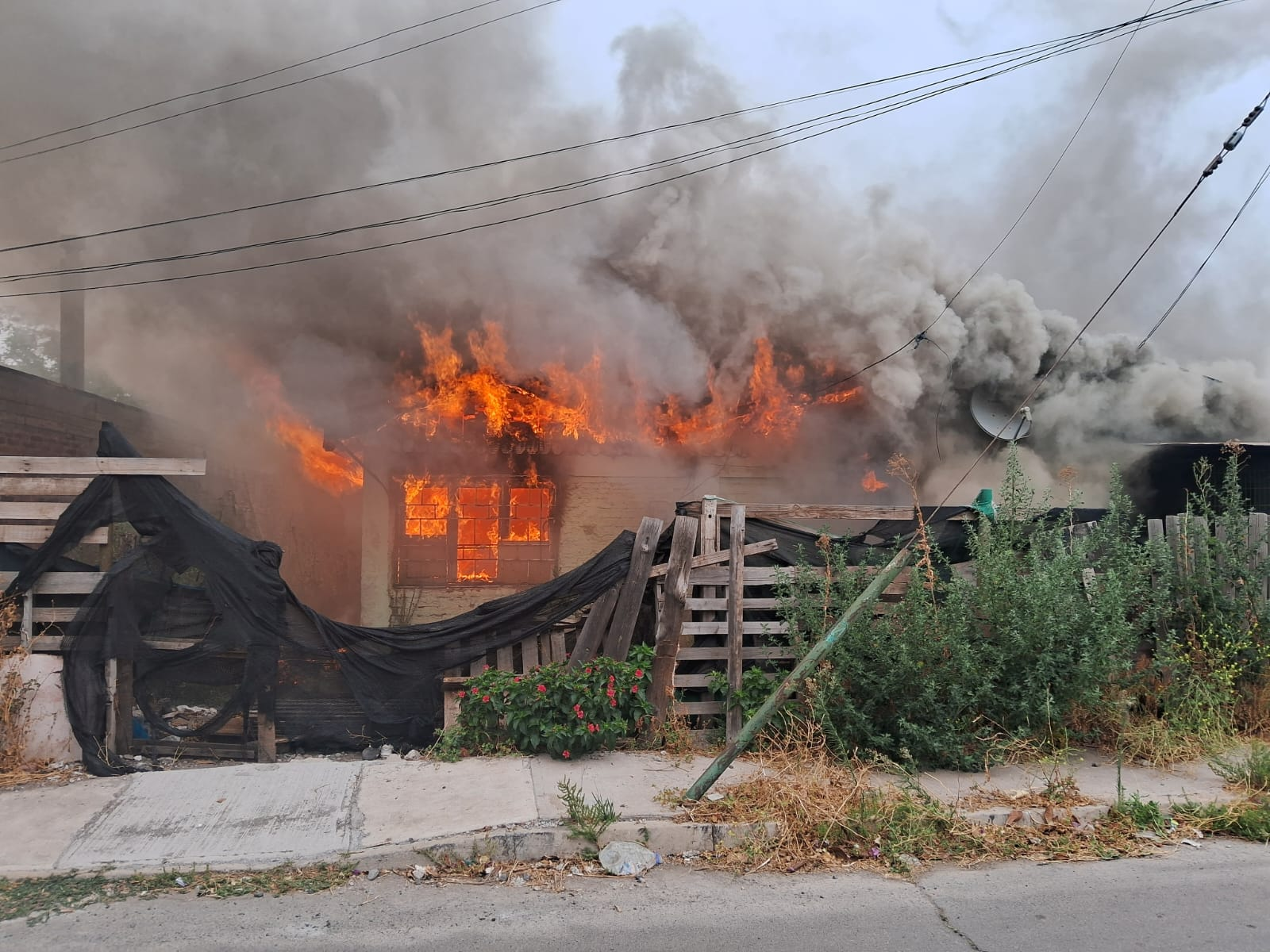LLAY LLAY: Violento incendio destruye vivienda abandonada en Llay Llay