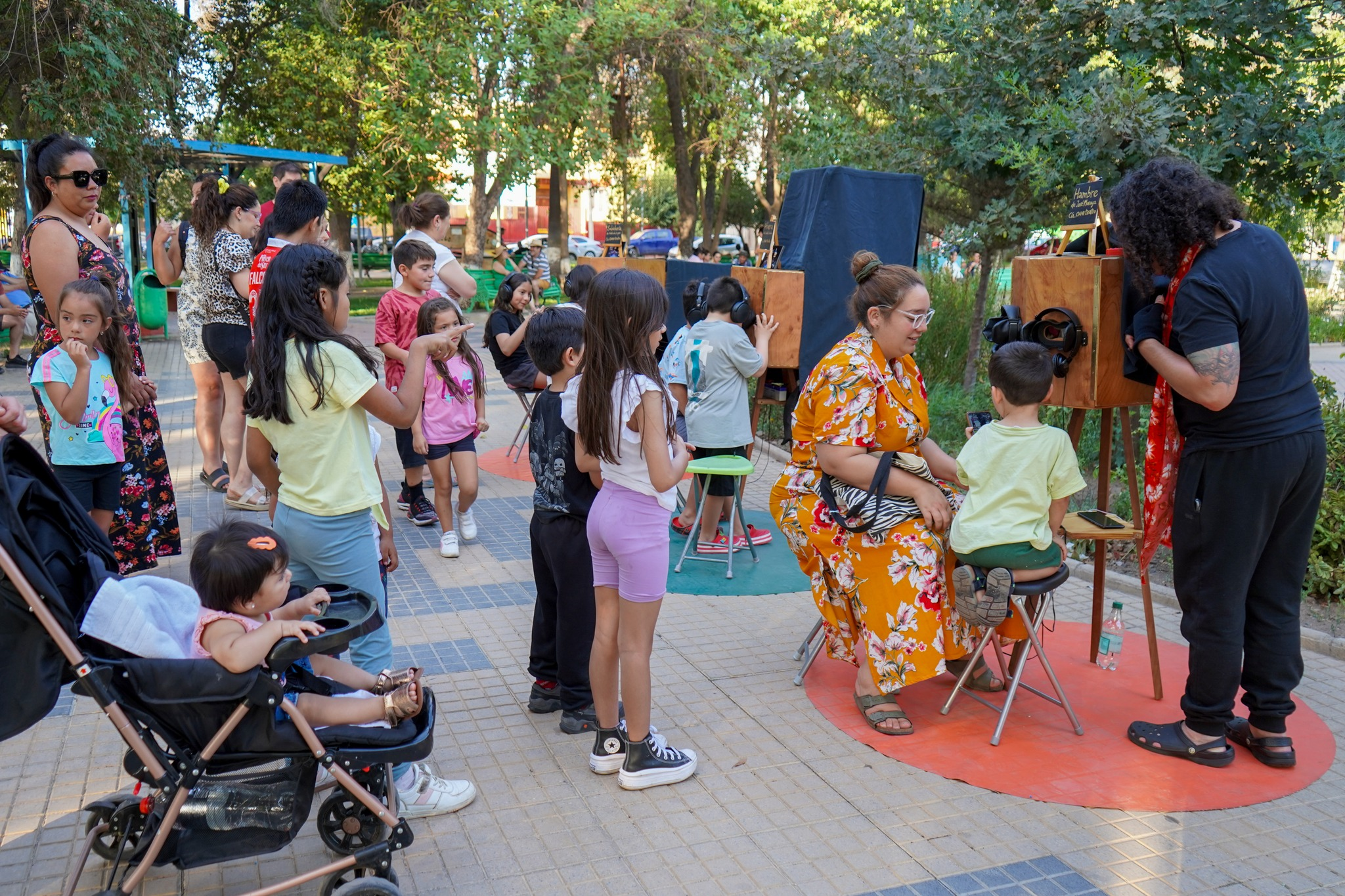 SANTA MARÍA: Plaza de Armas de Santa María se llenó de color y entretención con jornada familiar “Vive el Verano a Todo Color”