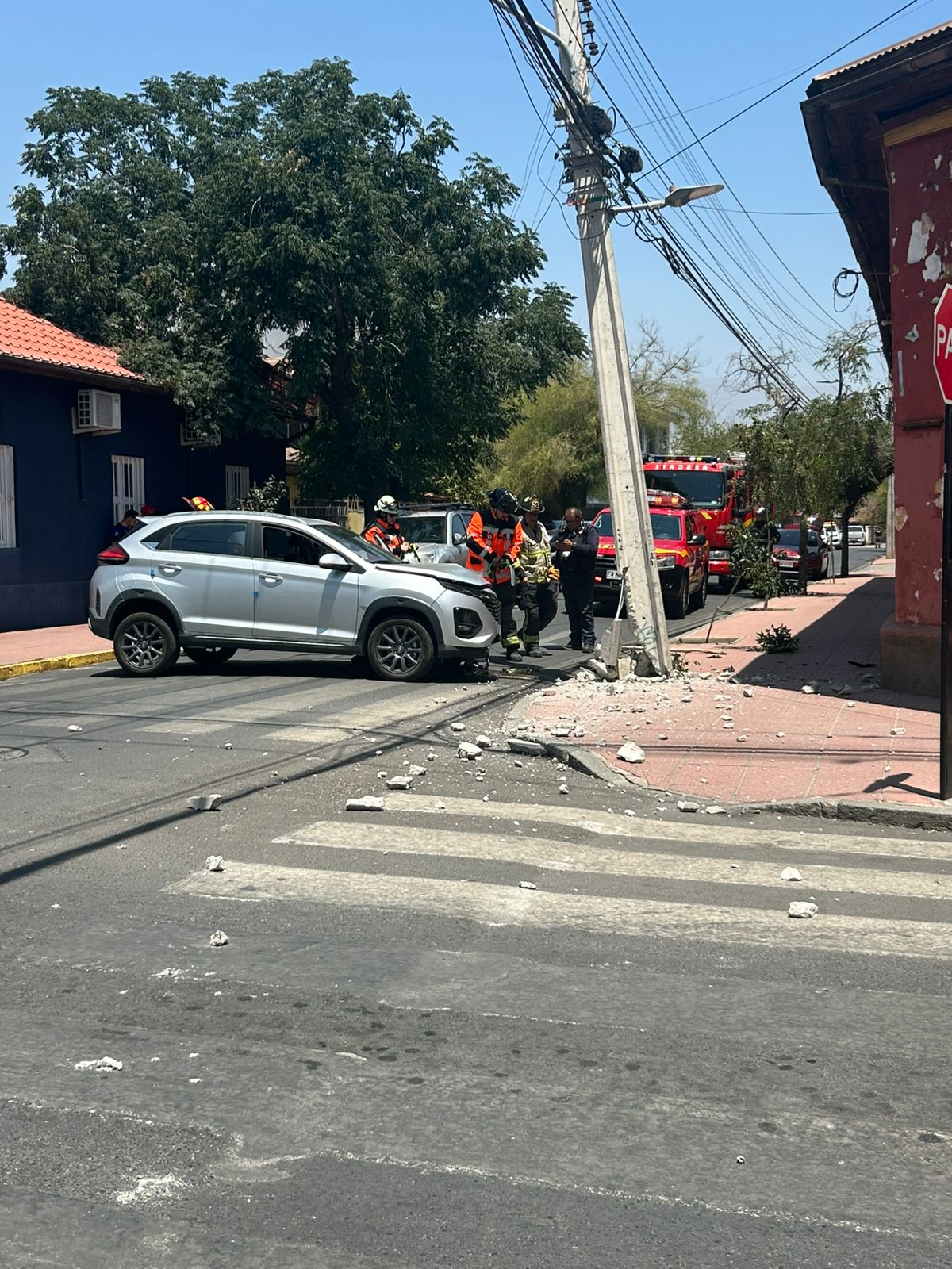 LOS ANDES: Violento choque contra poste deja una persona lesionada