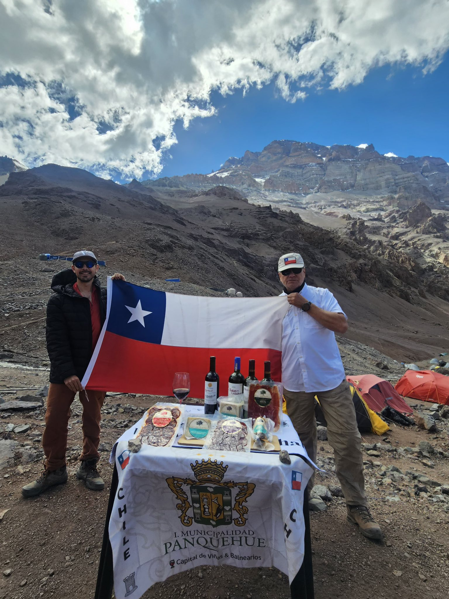 PANQUEHUE: Viña Von Siebenthal lleva el vino del valle de Aconcagua hasta la cumbre del monte Aconcagua