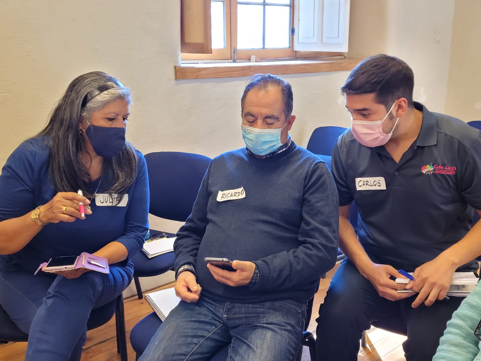CALLE LARGA: Personas mayores de Calle Larga indagan en el mundo tecnológico con curso para mejorar uso de smartphones 1 CALLE LARGA: Personas mayores de Calle Larga indagan en el mundo tecnológico con curso para mejorar uso de smartphones