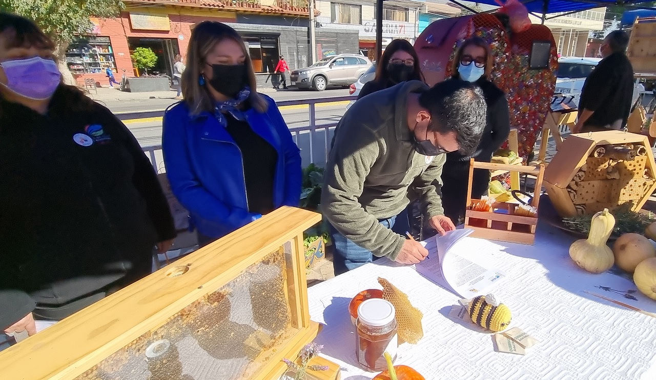 LLAY LLAY: Firman nuevo acuerdo que busca asegurar la protección de las Abejas y sus enjambres 1 LLAY LLAY: Firman nuevo acuerdo que busca asegurar la protección de las Abejas y sus enjambres