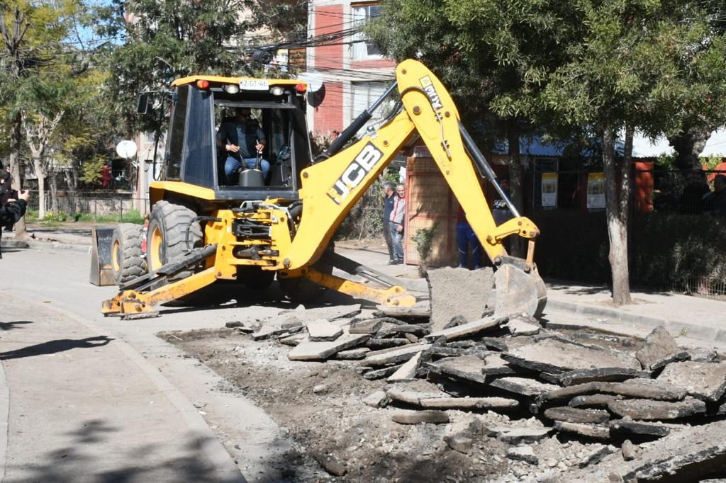 LOS ANDES: Vecinos valoran inicio de pavimentación de calle principal de Villa Los Copihues 2 LOS ANDES: Vecinos valoran inicio de pavimentación de calle principal de Villa Los Copihues