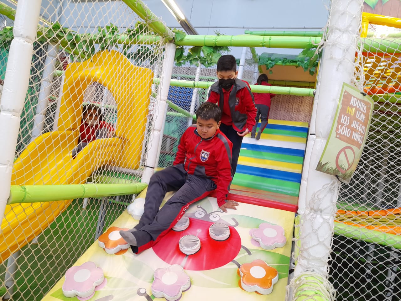LOS ANDES: Escuela Ferroviaria celebró el día del niño entre piscinas de pelotas y camas elásticas 1 LOS ANDES: Escuela Ferroviaria celebró el día del niño entre piscinas de pelotas y camas elásticas