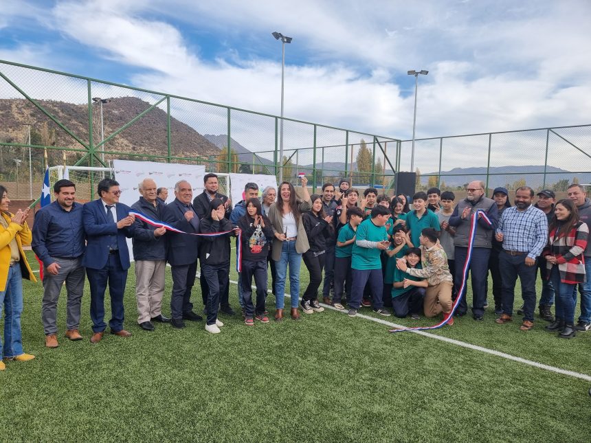 CALLE LARGA: Calle Larga inaugura moderno complejo deportivo con canchas de pasto sintético y de arcilla