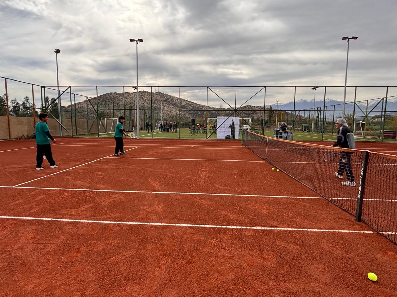 CALLE LARGA: Calle Larga inaugura moderno complejo deportivo con canchas de pasto sintético y de arcilla 2 CALLE LARGA: Calle Larga inaugura moderno complejo deportivo con canchas de pasto sintético y de arcilla