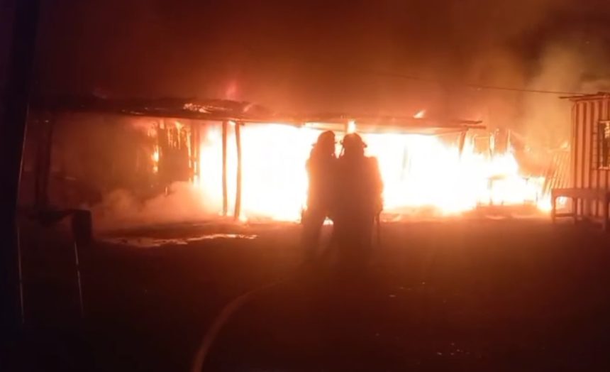 CALLE LARGA: Violento incendio destruyó pesebreras y dejó al menos tres caballos calcinados en San Vicente