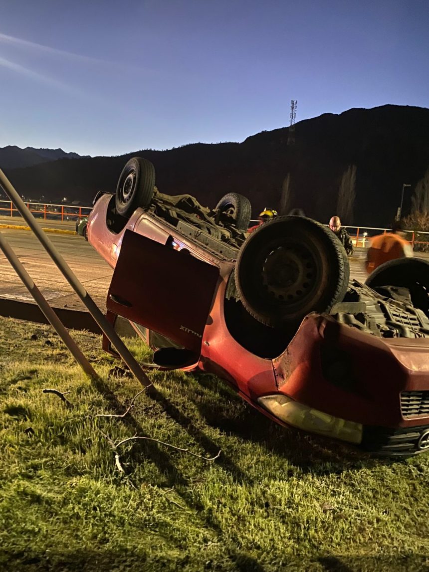 LOS ANDES: Camioneta termina volcada en avenida enrique de la fuente: no hubo personal lesionadas