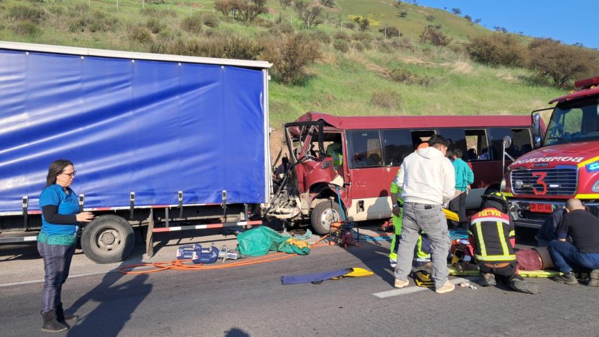 LLAY LLAY: 25 heridos deja grave accidente en Ruta 5 Norte: bus escolar colisionó con camión en sector La Cumbre–Montenegro