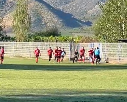SAN ESTEBAN: [VIDEO] Violenta agresión a árbitro y guardalínea en partido de fútbol amateur en San Esteban