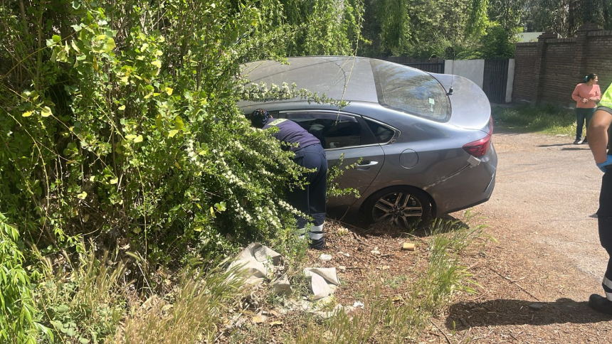 RINCONADA: Conductor pierde el control y choca contra cierre perimetral en Carretera San Martín