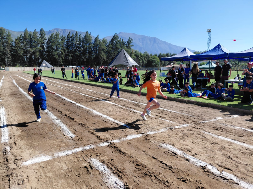 PANQUEHUE: Estudiantes dieron vida al tradicional torneo de atletismo de la Escuela Independencia en La Pirca