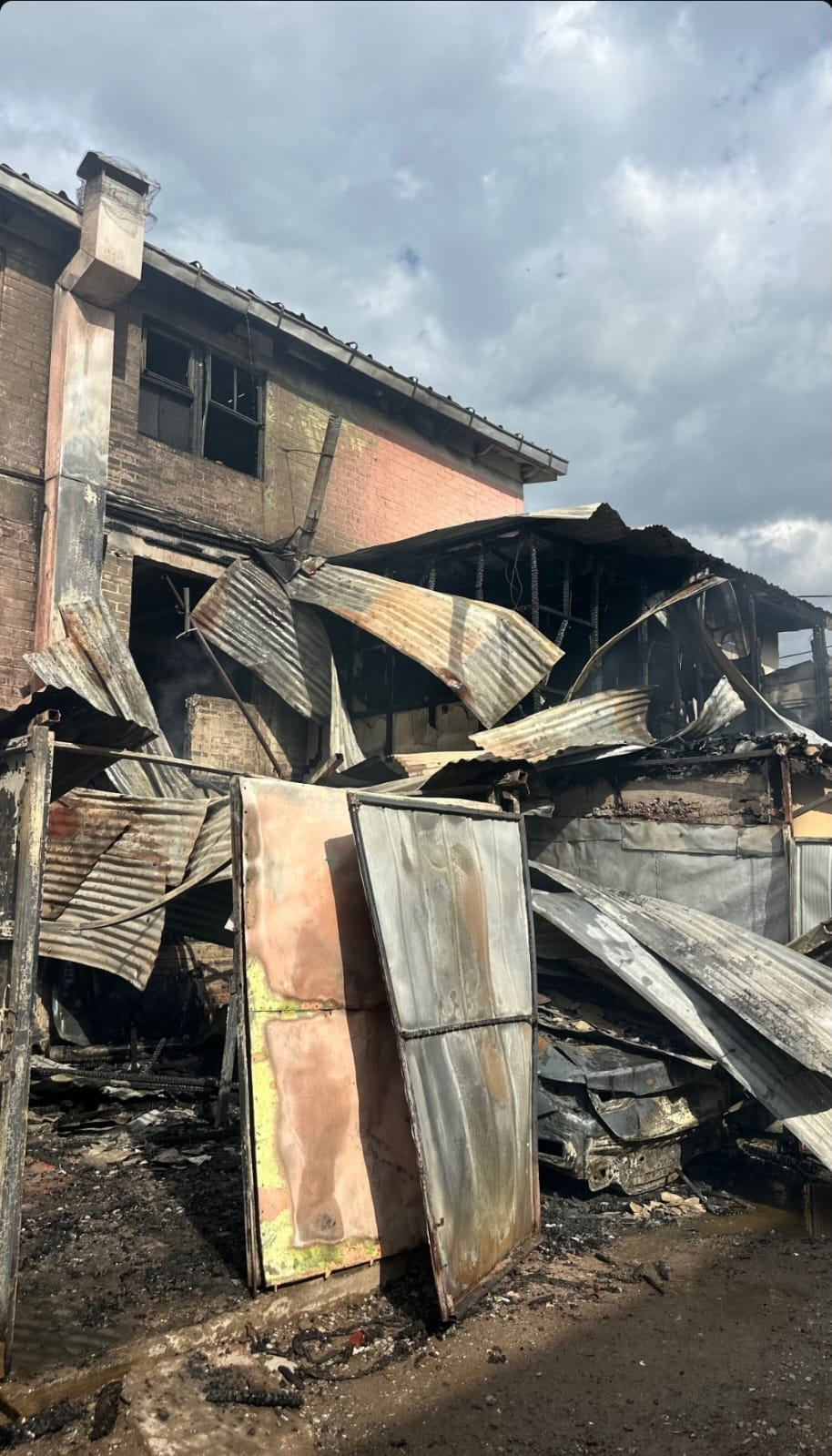 LOS ANDES: Violento incendio arrasó con cuatro departamentos y un negocio en Villa Alto Aconcagua: hay otros departamentos con daños 2 LOS ANDES: Violento incendio arrasó con cuatro departamentos y un negocio en Villa Alto Aconcagua: hay otros departamentos con daños